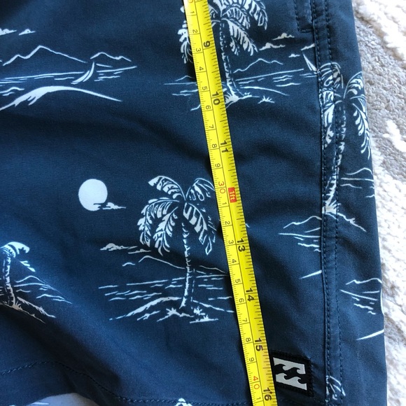 Billabong Blue and White Tropical Print Men’s Bathing Trunks - Picture 6 of 7